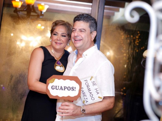 Fiesta catracha para Angelo Casco y María Fernanda Welchez