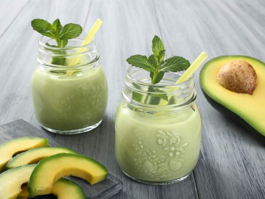 Aguacate. Está cargada de vitamina E y antioxidantes, esenciales para una piel radiante. Además posee un alto contenido de folato, importante para la regeneración celular de la piel.
