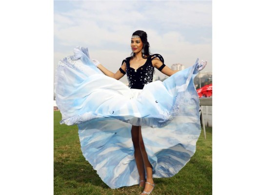 La carrera de caballos de Durban July es la más grande en el continente africano y un evento donde las celebridades y la alta sociedad sudafricana se disfrazan para asistir. Atrae a cerca de 100 mil espectadores y las apuestas se colocan en más de 20 millones de dólares.