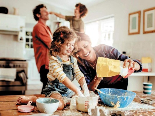 3. APRENDE A DISFRUTAR LA VIDA EN CASA. Después de casi tres meses sin salir, las familias necesitarán disipar las tensiones entre padres y hermanos, porque todos están más estresados. ¡Todos podemos sentir frustración! Lo importante es recordar a nuestra familia lo transitorio de esta situación y promover la realización de actividades en el hogar. También es momento de rescatar tradiciones pasadas o crear nuevas como cocinar juntos la cena, disfrutar juegos de mesa o ver una película que a tus hijos les encantaba cuando eran chicos, por ejemplo.<br/>