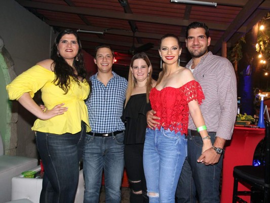 Regina Handal, Abrahan, Melissa y Nathalie Wolozny con Jacobo Handal. Foto Gerson Alachán