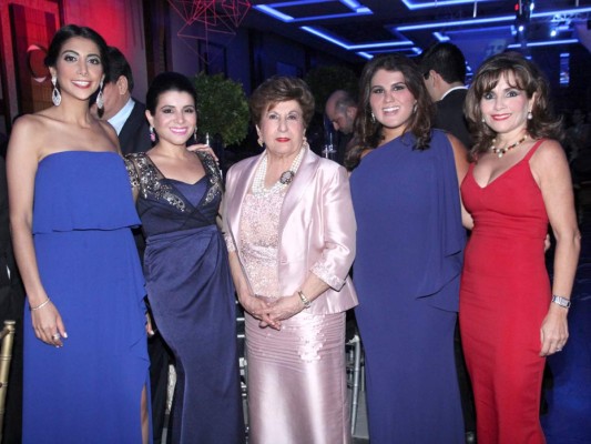 Andrea Larach y Elena Berkling con Lily, Giuliana y Elena Faraj.