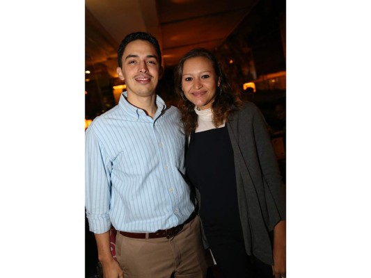 Celebración de la vendimia de Francia en Arno Bistró Café Francais