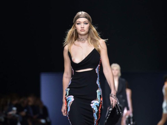 Gigi Hadid sufre accidente de vestuario durante desfile de Versace