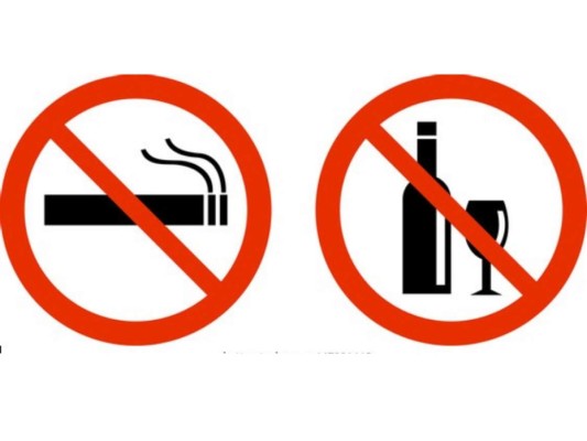La medicación y el alcohol no son compatibles. Tampoco fumes en el proceso de recuperación, pues el tabaco aumenta la temperatura de la zona y podría causarte irritación y provocarte una infección.