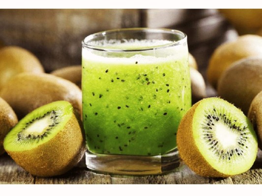 En las propuestas también está el Cóctel Kiwi Soda Pela, en este corta en trozos el kiwi, licúalo con el zumo de limón hasta que quede líquido. Sirve en vaso largo solo 1/3 del vaso, añade dos cucharadas de néctar de agave y después agrega hielo al gusto. Por último, sirve la soda hasta llenar el vaso y decora con hojas de menta o hierbabuena.