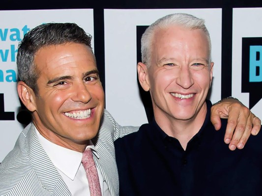4-“El hecho es que soy gay, siempre lo he sido y siempre lo seré. Y no me puedo sentir más feliz, más a gusto conmigo mismo, ni más orgulloso”. Con estas palabras, Anderson Cooper, periodista de la cadena CNN, reconocía públicamente su orientación sexual. Cooper hizo esta confesión a su amigo Andrew Sullivan en un correo electrónico que, con su autorización previa, se colgó este lunes en el la página web de The Daily Beast. Sullivan explica en esa misma web que pidió al reportero que participara en un programa de Entertainment Weekly en el que se analizaba cómo los personajes públicos hoy en día dan a conocer su homosexualidad de manera mas comedida que antes.