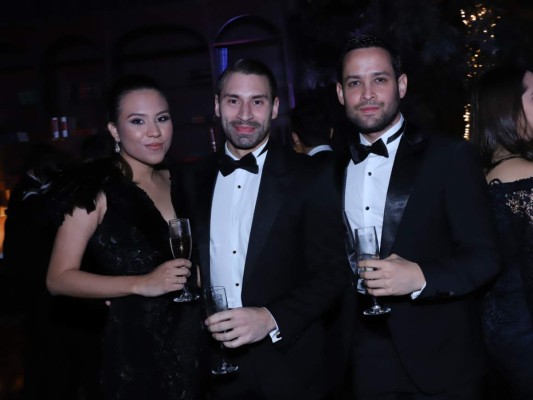 Alondra Caraccioli, Miguel Larach y Kervin Garcia