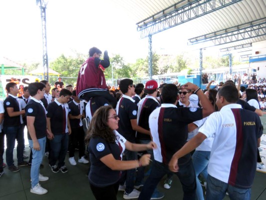 Entrance de los Seniors 2017 de Macris School