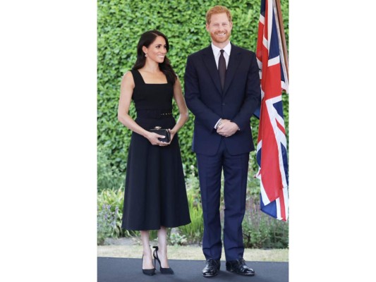 En la fiesta de verano de la embajada británica, Markle utilizó un vestido negro a medida Emilia Wickstead, además llevo pendientes Birks Citrine Diamond Drop, tacones de Aquazzura's Deneuve y un clutch Givenchy de satín.