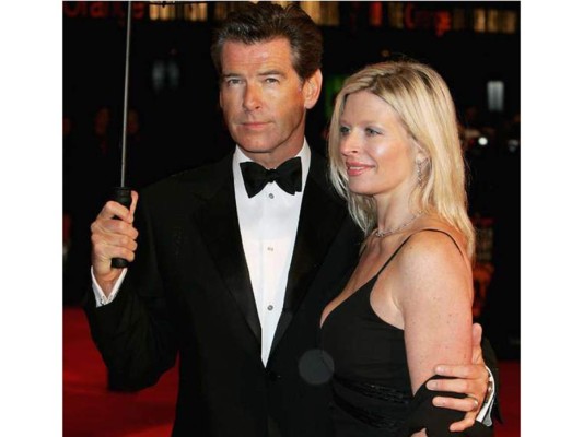 A los 41 años Charlotte Emily, hija del actor Pierce Brosnan, falleció tras una lucha de tres años contra el cáncer de ovarios. El actor expresó su tristeza por la muerte de su hija, quien, aseguró, luchó contra esta enfermedad con mucha valentía.