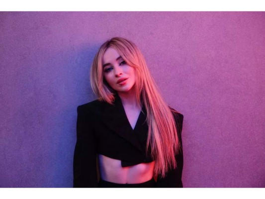 Sabrina Carpenter<br/>A sus 23 años, Sabrina tiene mucha experiencia en Hollywood. Esta cantante pop y actriz vive haciendo álbumes, tours mundiales, apareciendo en múltiples películas y series, y siendo nominada a muchos premios. Si la sigues en sus redes, sabrás que también tiene un estilo envidiable. ¿Es perfecta o qué?