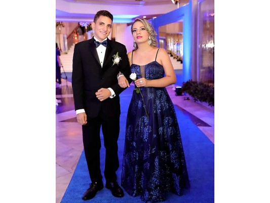 Los Seniors 2019 de la Del Campo International School despiden High School con una distinguida gala