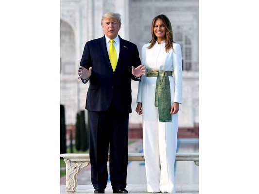 La pareja en una visita al Taj Mahal en la India en febrero de 2020 donde Melania optó por un jumpsuit de crepe blanco de Atelier Caito by Herve Pierre que combinó con una pashmina estampada que llevó como cinturón