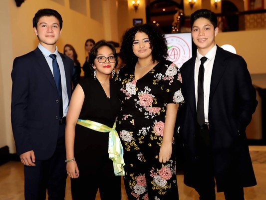 Seniors 2022 de Elvel School celebra tradicional cena