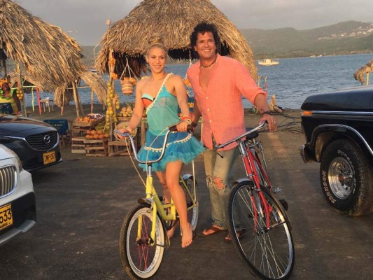 Shakira y Carlos Vives estrenan 'La Bicicleta'