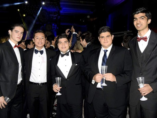 Glamour en la gala de la Escuela Internacional Sampedrana