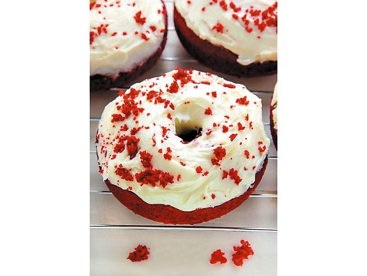 ALY POP. Batir con amor, hornear con pasión y decorar con el corazón, ese es el lema de Aly Pop, que sorprende el paladar con donas que van desde las populares Red Velvet, doble chocolate y coco hasta vainilla y chocolate Oreo. Su presentación es única y su sabor incomparable. @alypop_desserts
