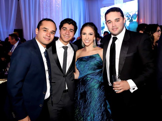 Juan Fernando, Jorge y Rafael Zelaya con Rachel Lampman