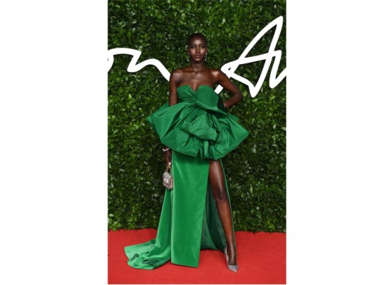 Adut Akech, usando un vestido verde de Valentino.