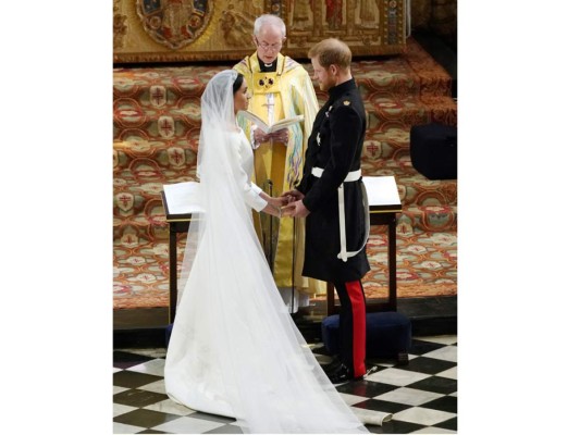 La pareja tomados de la mano frente al altar