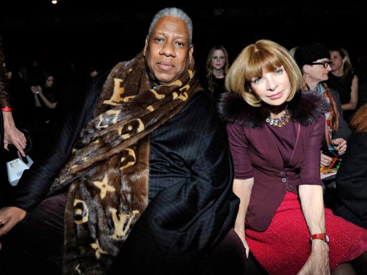 A este grande de la moda le gustaba estar en la primera fila de las pasarelas de moda, así como acompañar a su amiga Anna Wintour a sus pruebas de vestuario en Chanel.