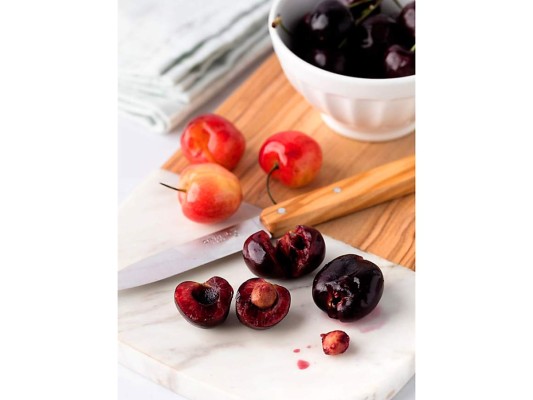 Cherries. Es importante mantener en la nevera uvas y cerezas la consistencia congelada da a la fruta una sensación de sorbete y su dulzura satisfacerá los antojos.