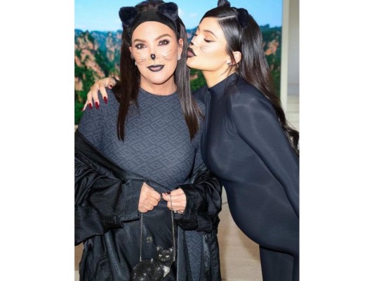 Kris y Kylie Jenner como gatos.