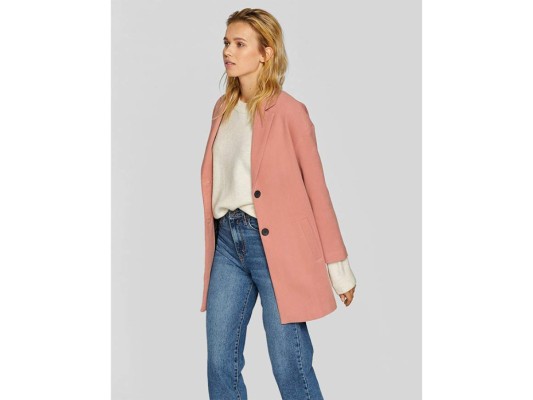 Para las chicas que les encanta ser girly, un abrigo color rosa es lo mejor que puedes tener entre tus prendas.