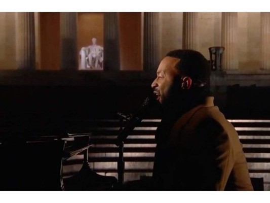 John Legend interpretó el tema ''Feeling Good'' frente al monumento a Lincoln.