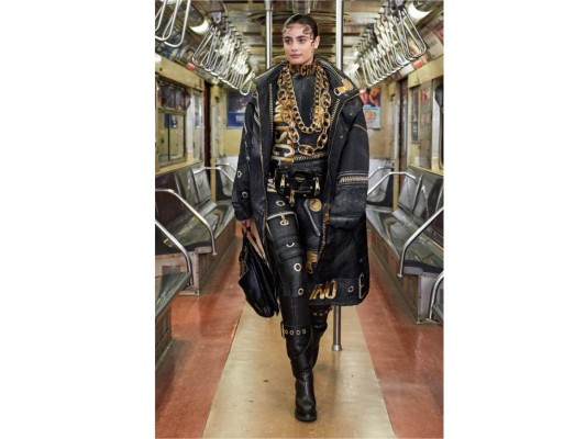 Moschino presentó su colección pre-fall 2020 en un vagón del metro de Nueva York