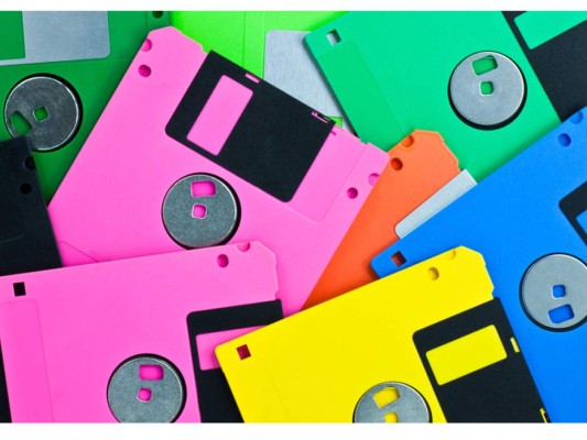 Antes de la llegada de las USB tu tarea y el resto de archivos estaban a salvo en estos interesantes aparatos llamados 'disquete'