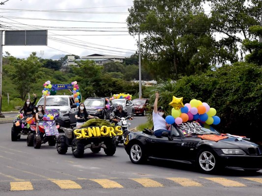 Llenos de energía los Seniors 2021 de la Estancia School le dieron la bienvenida a su último año escolar. A bordo de sus vehículos con coloridos globos, letras y adornos recorrieron las principales calles hasta llegar a su amada escuela, siempre guardado la distancia y todas las normas de bioseguridad. Con una pequeña oración empezaron los futuros profesionales la celebración que fue corta pero llena de much amor y compañerismo. (Fotos por: Elio Flores)