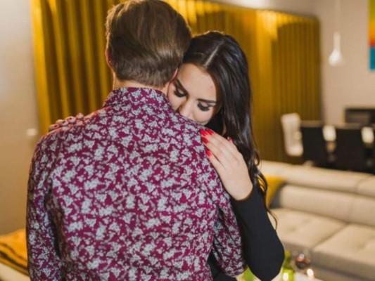 Tutoriales de baile en pareja<br/>Aprovecha este tiempo en casa y puedes aprender nuevas cosas con tu pareja, pues es una idea muy bonita para pasar el tiempo juntos, con un buen playlist, solo tienes que hacer unos cambios en tu sala, tener un buen espacio y ¡a soltarse! Pueden buscar tutoriales en YouTube.