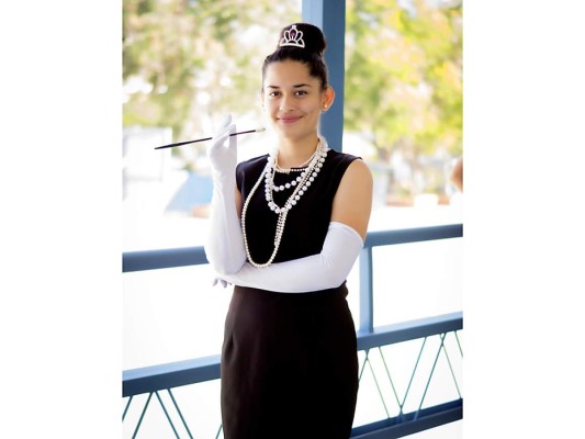 Andrea Larios como Audrey Hepburn