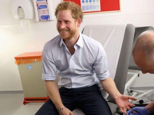 Príncipe Harry transmite vía Facebook Live su prueba de VIH
