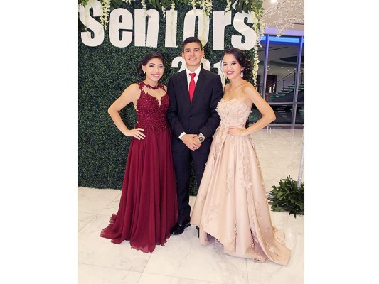 Elegante fiesta del Instituto Bilingüe Valle de Sula