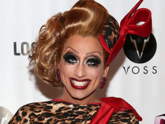 Roy Haylock mejor conocido por su nombre artístico Bianca Del Rio, es una drag queen, comediante, actriz y diseñadora, con padres hondureños. Bianca se hizo famosa tras ser la ganadora de la sexta temporada de Ru Paul's Drag Race.
