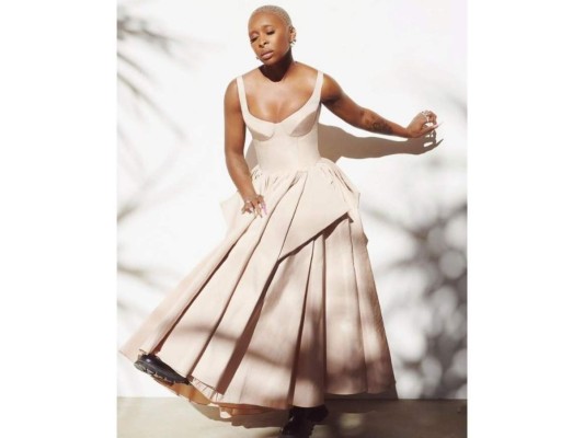 Cynthia Erivo<br/> Utilizó un vestido largo color blanco corte princesa de Alexander McQueen. <br/>