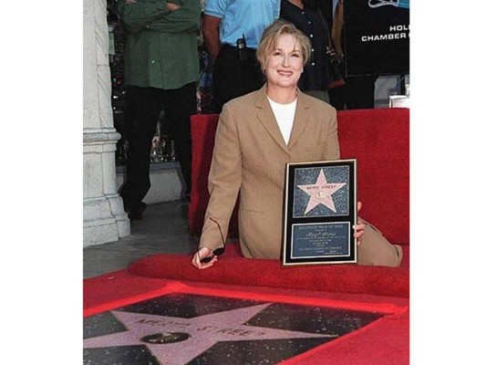 La actriz, en 1998, consigue tener su estrella en el Paseo de la Fama de Hollywood.