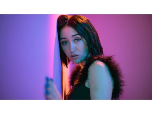 Noah Cyrus<br/> La genética de los Cyrus definitivamente tiene algo especial, ¡primero Miley y ahora Noah! Nos capturó con su primer lanzamiento como cantante Make Me (Cry) y ahora todos estamos aquí para su música. Aparte de sus emotivas canciones, hace un excelente trabajo como actriz y compositora. ¡Talentosa es poco!