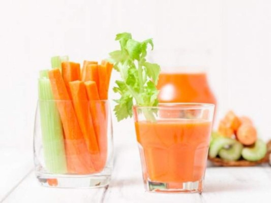 Jugo de zanahoria y apio para la anemia<br/>Las zanahorias aportan hierro, vitamina C y otros nutrientes. Por último, el apio proporciona importantes cantidades de hierro para reforzar el poder antianémico de esta bebida.<br/>
