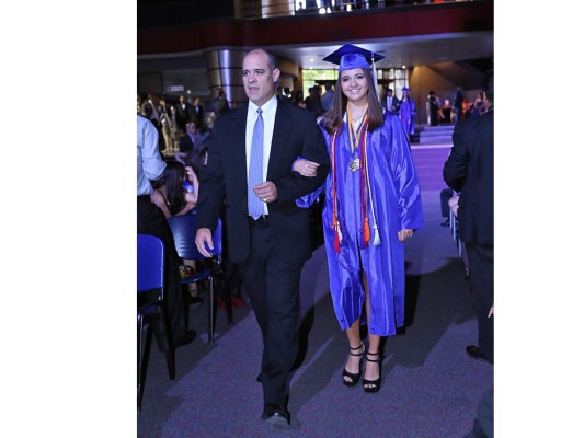 Emocionante noche de graduación de la International School