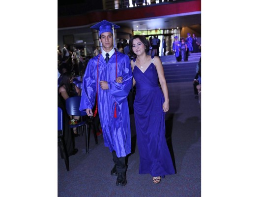 Emocionante noche de graduación de la International School