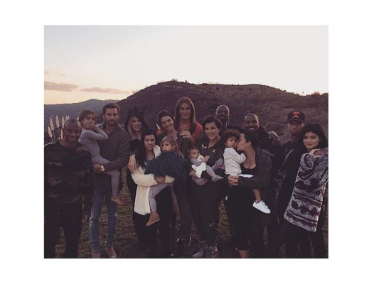 El clan Kardashian Jenner posó para para su foto familiar