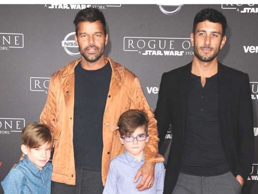 Ricky Martin junto a Mateo, Valentino y Jwan Yosef en la premier de Rogue One: Una historia de Star Wars