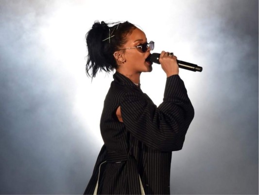 Rihanna <br/>Riri antes de llegar al 2010, ya era un icono musical por sus canciones (SOS y Umbrella) logrando canciones albumnes de platinos e influenciadoras por su forma de vestir por su línea de lenceria Savage X Fenty.<br/>