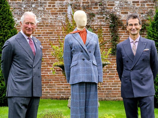 Príncipe Carlos apoya colección de moda ecológica
