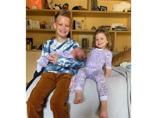 Hilary Duff<br/> La actriz compartió una fotografía de sus dos hijos mayores junto a su recién nacida, Mae.<br/>