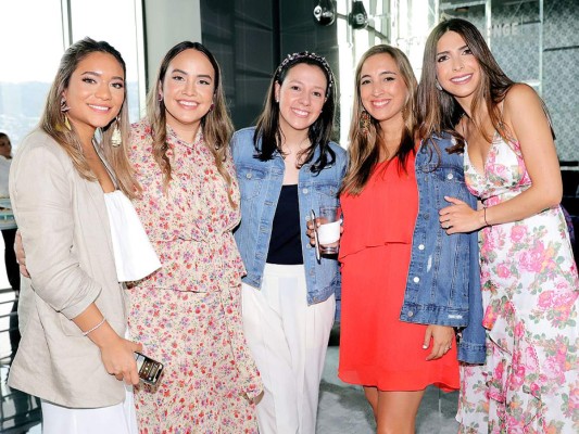 Rafaella Pastor, Angella Andonie, Adriana Rivera, Paola Arguello y la otra futura novia Andrea Atala